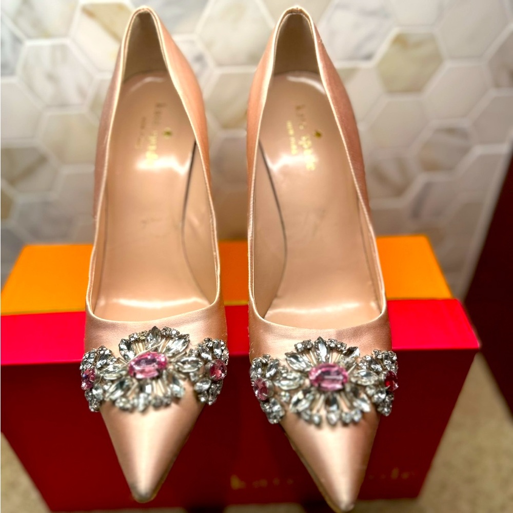 Shoes size 7 narrow. Fits more like 6-1/2.